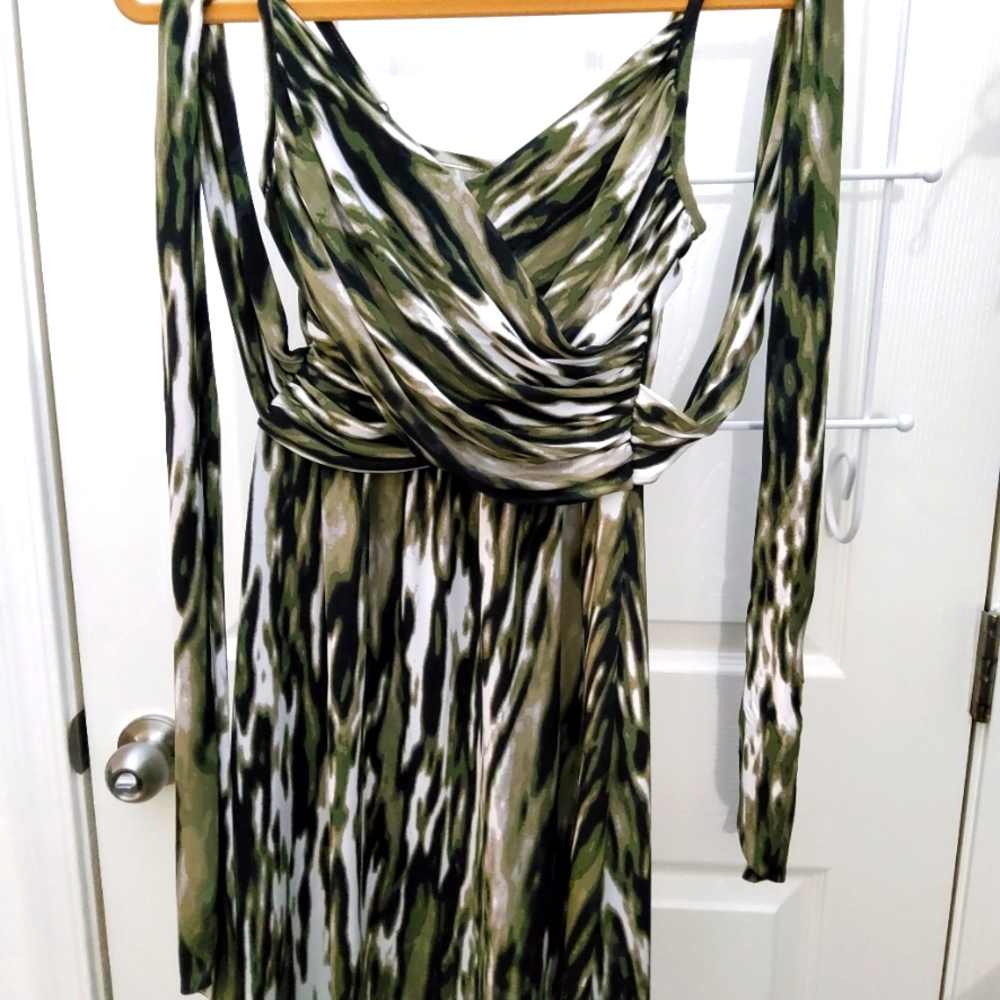 VERA Wang xs spaghetti strap casual dress. Blk,white & green. Pullover. Nozipper